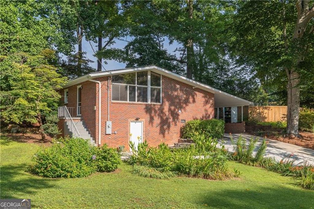 Photo of 2988 Vine Circle, Decatur, GA 30033 (MLS # 10806353)