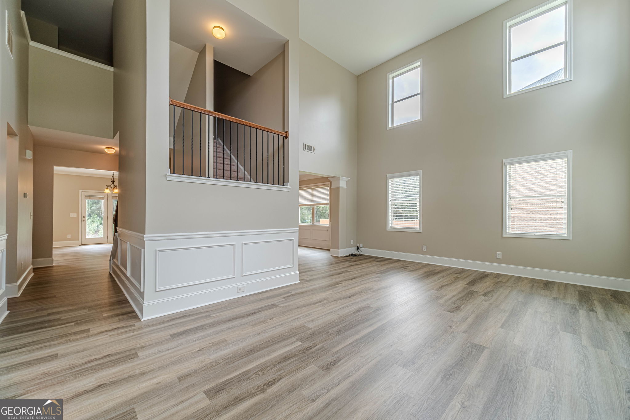 1220 Edgebrook LN