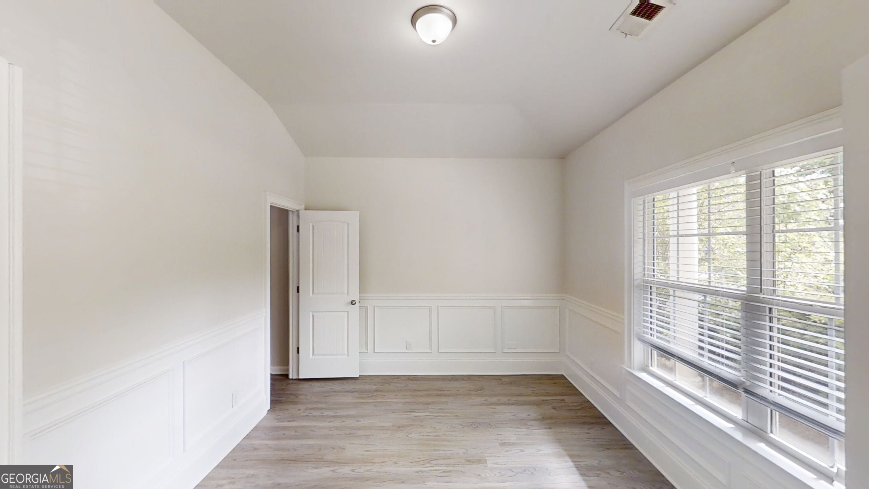 900 Ellesmere PT