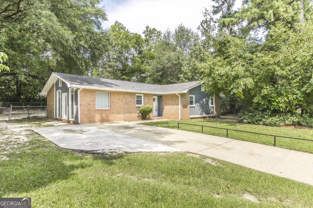 Great 1st time buyer or rental home. Convenient to I-75 & shopping. 4 sides brick, large yard, NO carpet, 2 large living areas, plus 100 sq.ft. sunroom on back of house not included in living area, fresh paint, new smooth-top range, dishwasher and countertop in kitchen, beautiful large tile shower in master bath, county tax only. Large parking pad, and large patio for grilling/b-bque area, Per seller: new septic w/2 drainfields in 2018.
