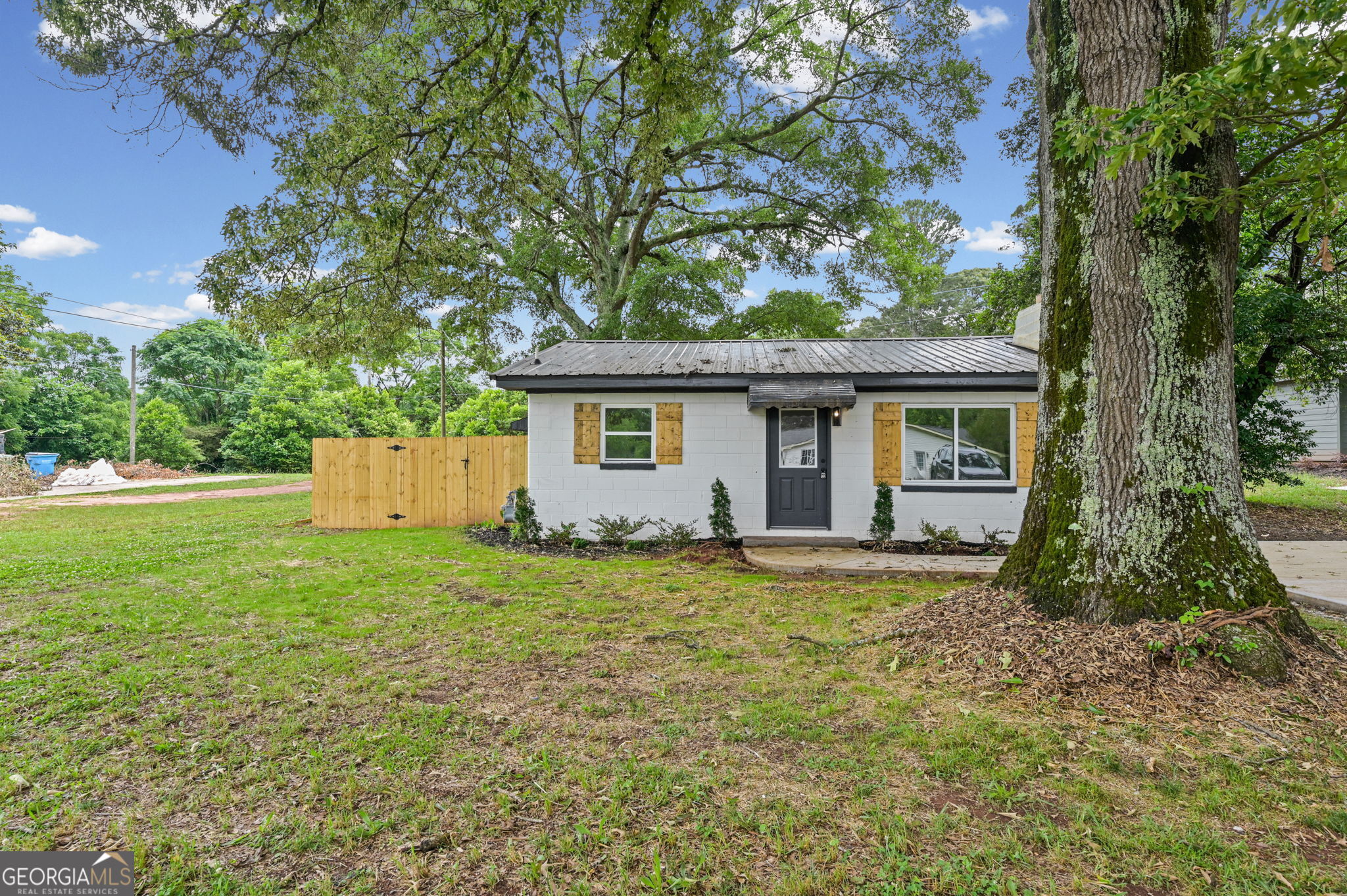 1020 E McIntosh RD