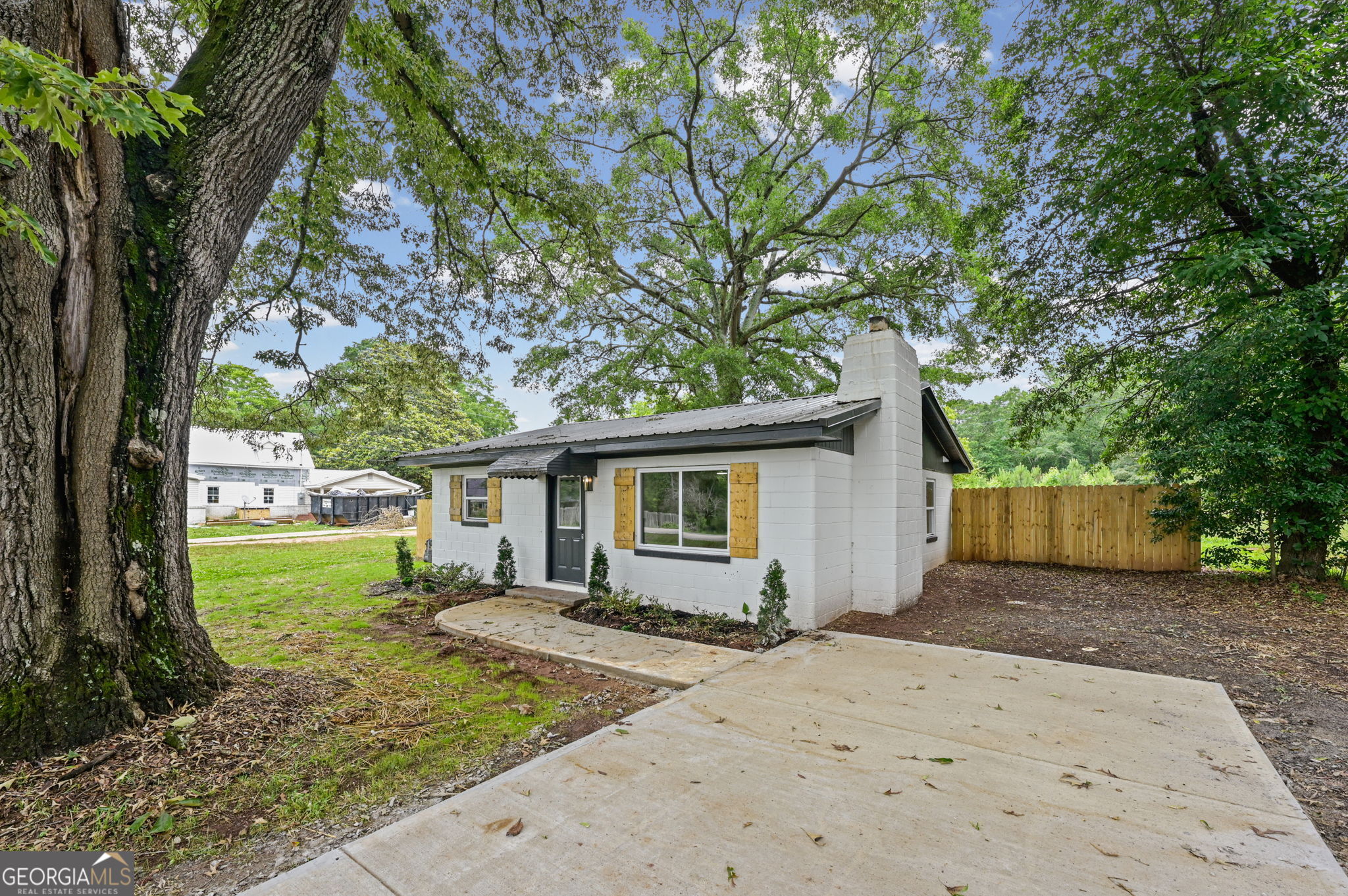 1020 E McIntosh RD