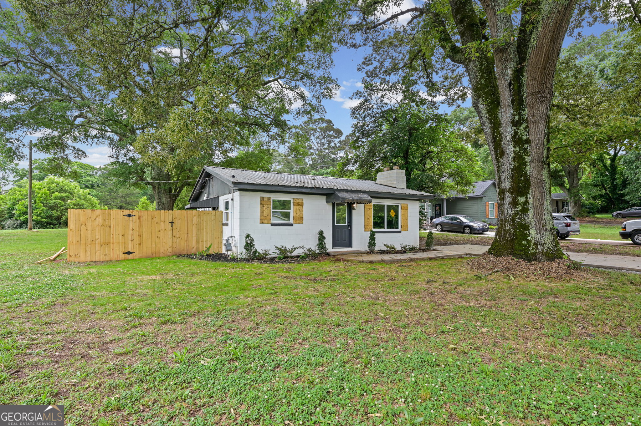 1020 E McIntosh RD
