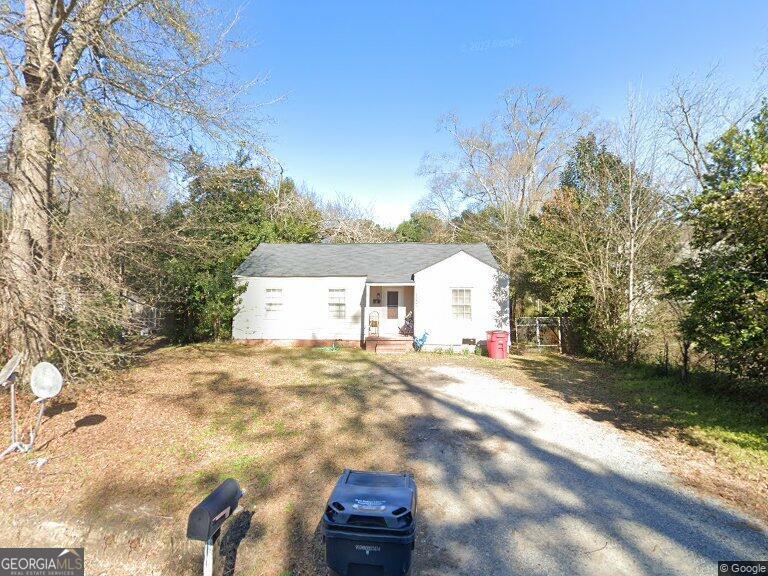 Excellent investment opportunity: 3-bedroom- 1 full bath. Tenant occupied. The current tenant is paying $550 per month. Do not contact current tenant(s) or attempt to show without an appointment. Available for individual sale or as a package deal with 3 other properties GAMLS # 10569782, 10569792, and 10569801.
