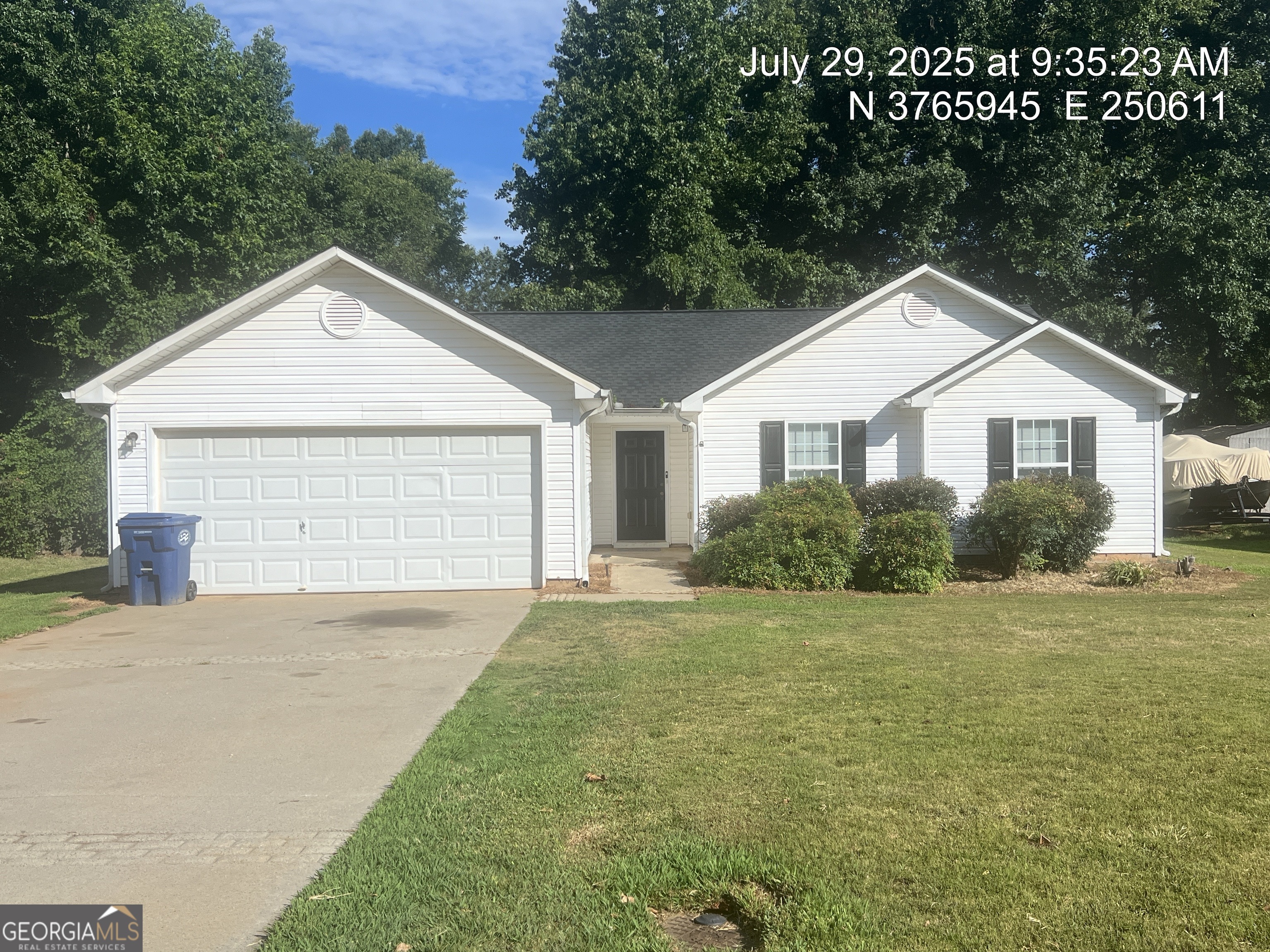 CONVIENENT LOCATION WITHIN 0.25 MILES OF NORTHEAST GEORGIA MEDICAL CENTER, BARROW, INGLES SHOPPING CENTER AND DINING*****MASTER ON MAIN WITH WALK IN CLOSET*****LARGE FAMILY ROOM OPEN TO BREAKFAST AREA*****LVP FLOORING WITH CARPET IN BEDROOMS***LOCATED IN SHENANDOAH, A WALKABLE COMMUNITY WITH SIDEWALKS.