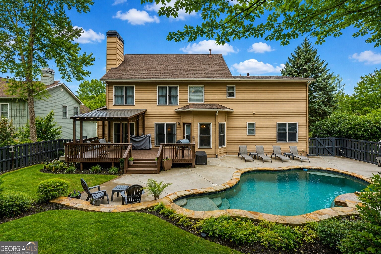 860 Valley DR