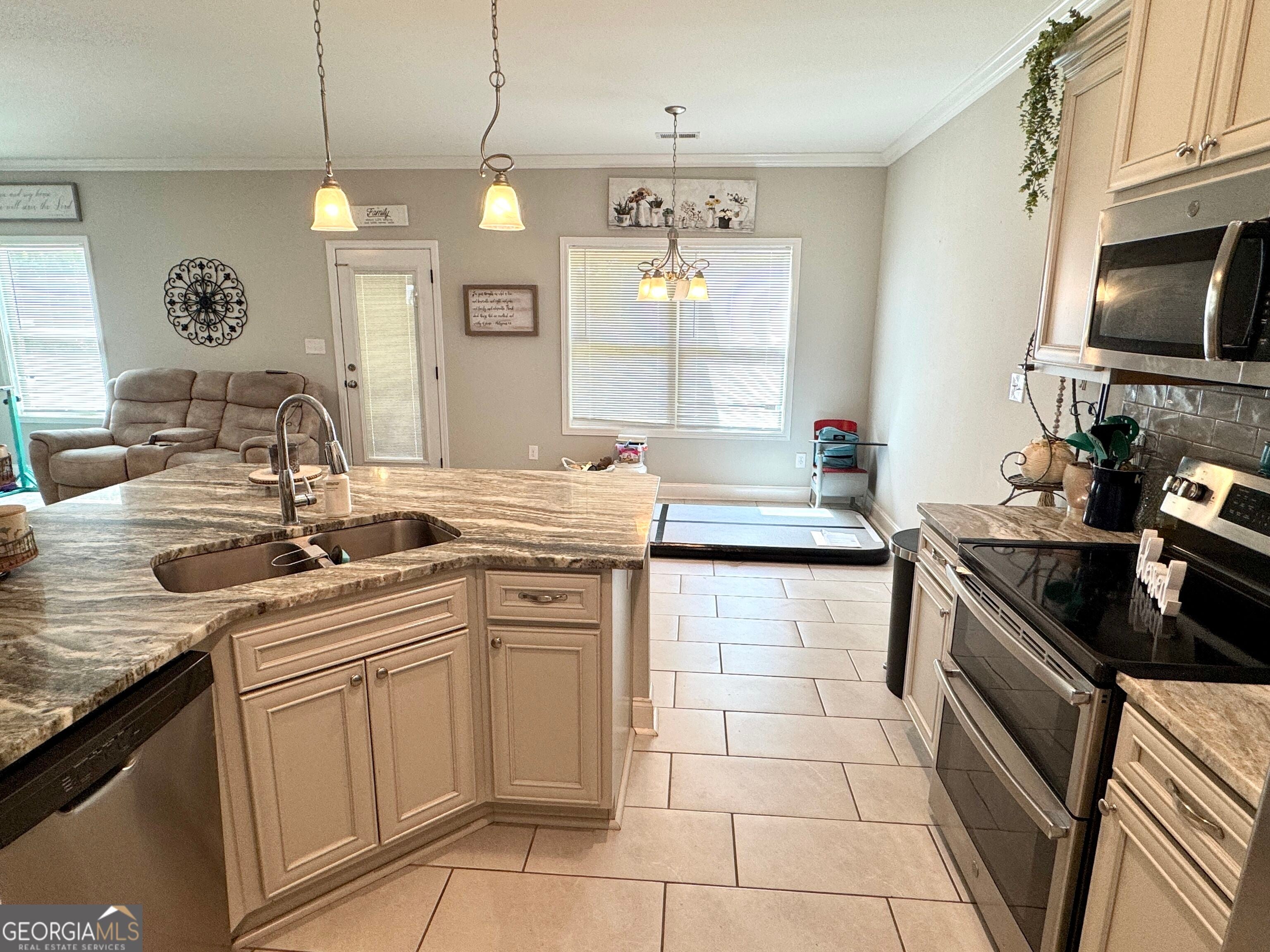 229 Hallie LN