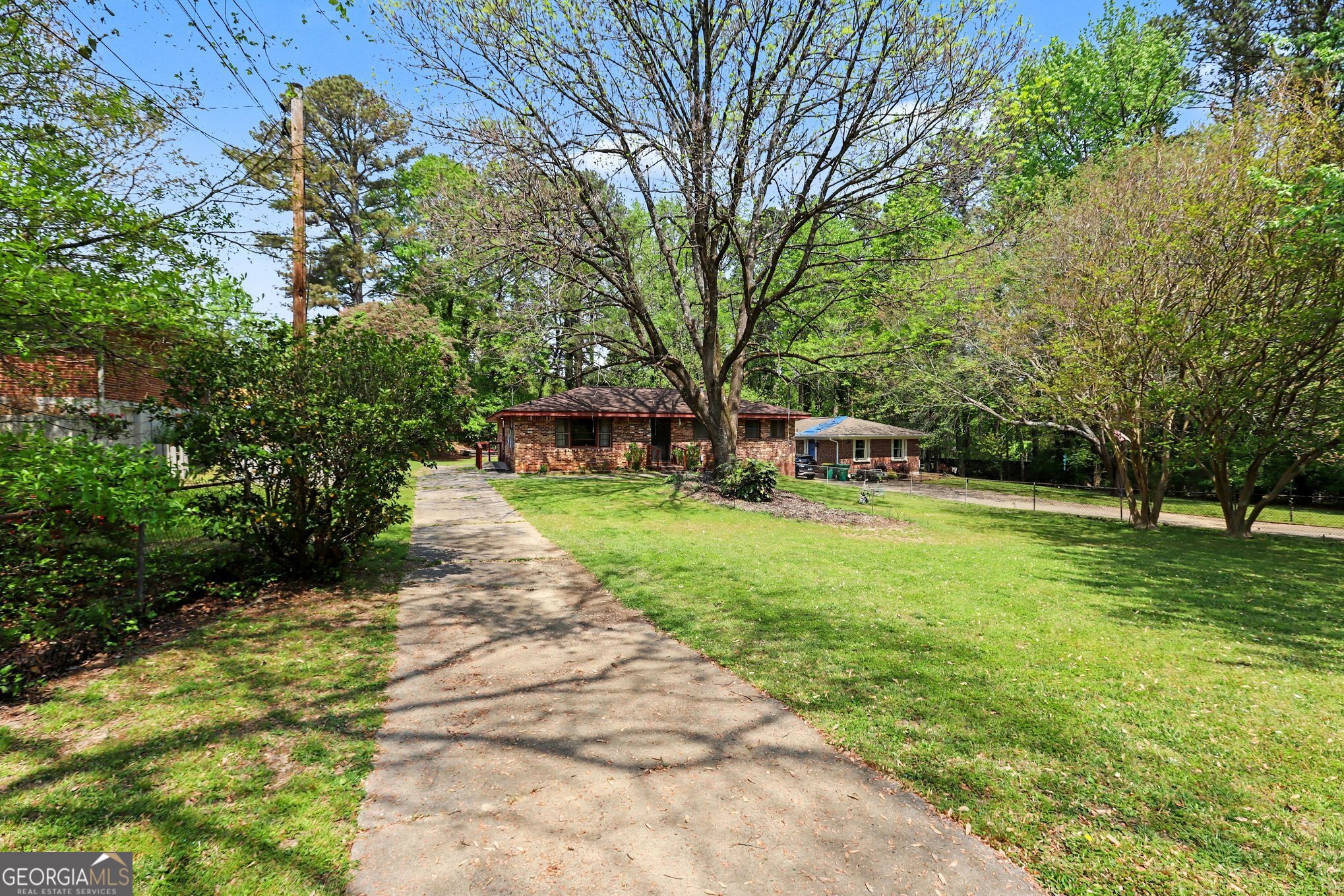 7019 Lakeview LN