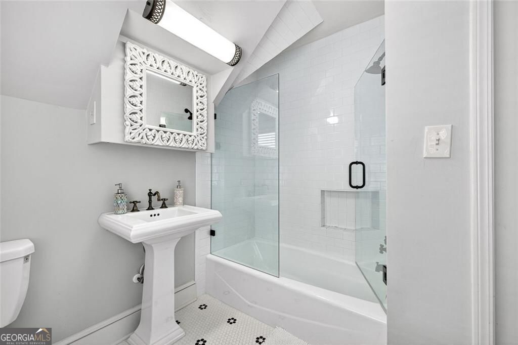 Atlanta, Georgia 30305, United States, 5 Bedrooms Bedrooms, ,3 BathroomsBathrooms,Residential,Active,206581