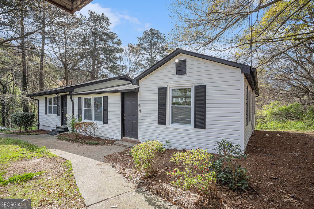 Photo of 1113 Lakeview Drive, Jonesboro, GA 30236 (MLS # 10666643)