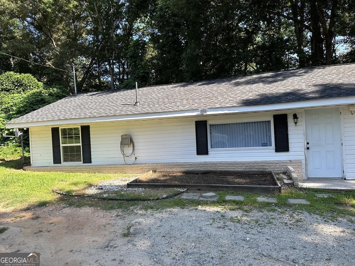 2 bedroom 1 bathroom renovated garden apartment in Fayetteville ready to go! It features newer flooring, tile, countertops, paint and more! It also comes with a washer and dryer in the unit. Water is included. Private landlord.