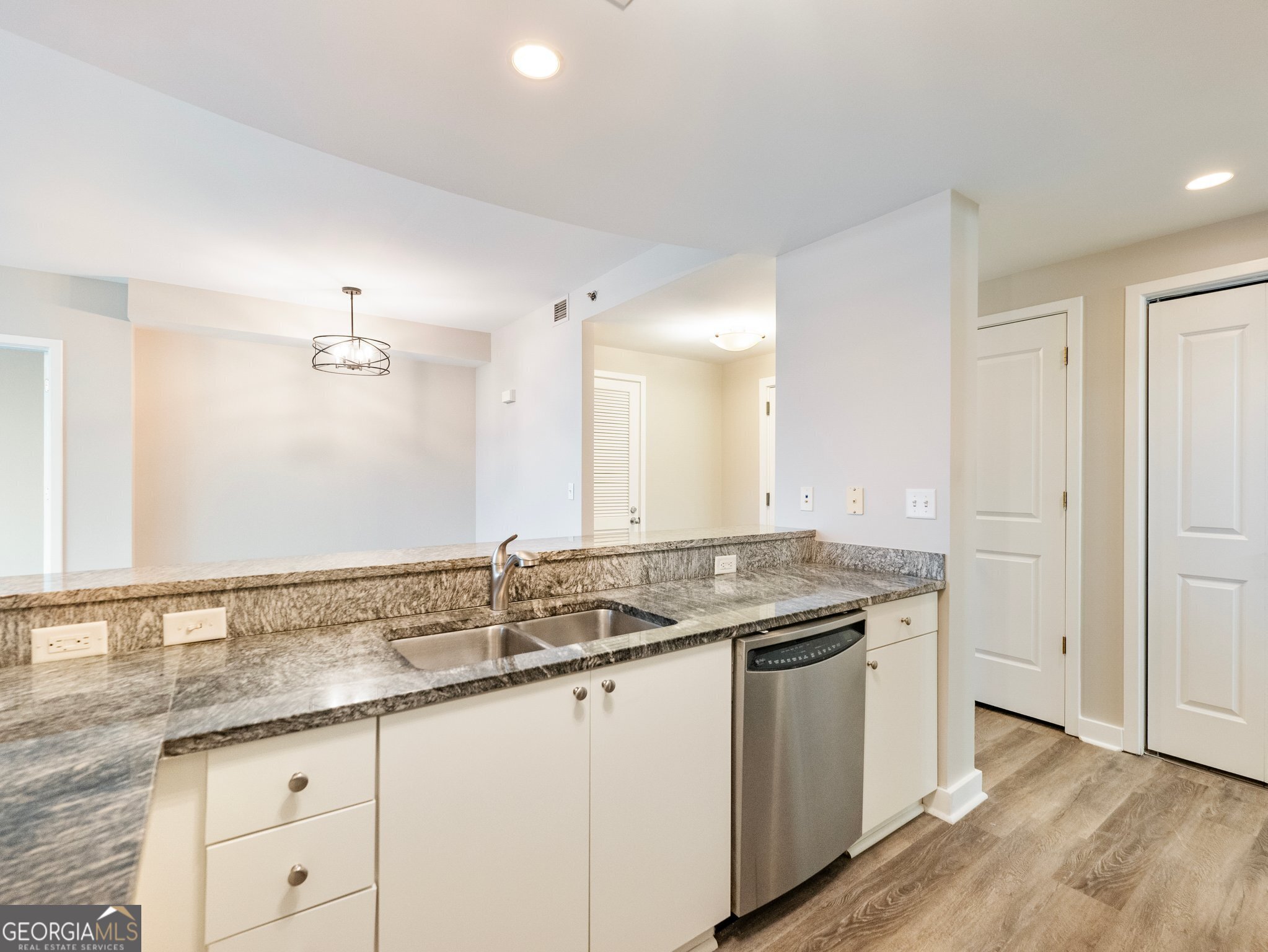 Atlanta, Georgia 30326, United States, 2 Bedrooms Bedrooms, ,2 BathroomsBathrooms,Residential,Active,10246