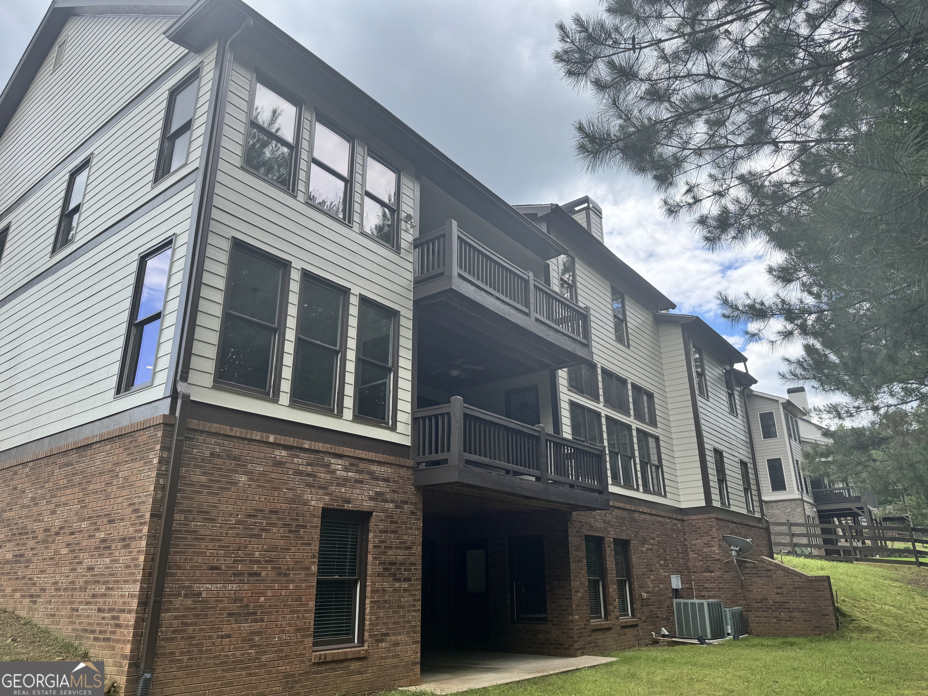 329 Rose Hall LN