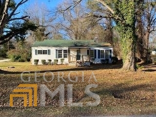 Freshly remodeled home in downtown Winder. Hardwood flooring, built in book cases, and lots of character. Brand new HVAC unit has been ordered and will be installed before closing. Warranty for the HVAC will go to the new owner. Applicance can be negociated with the contract.