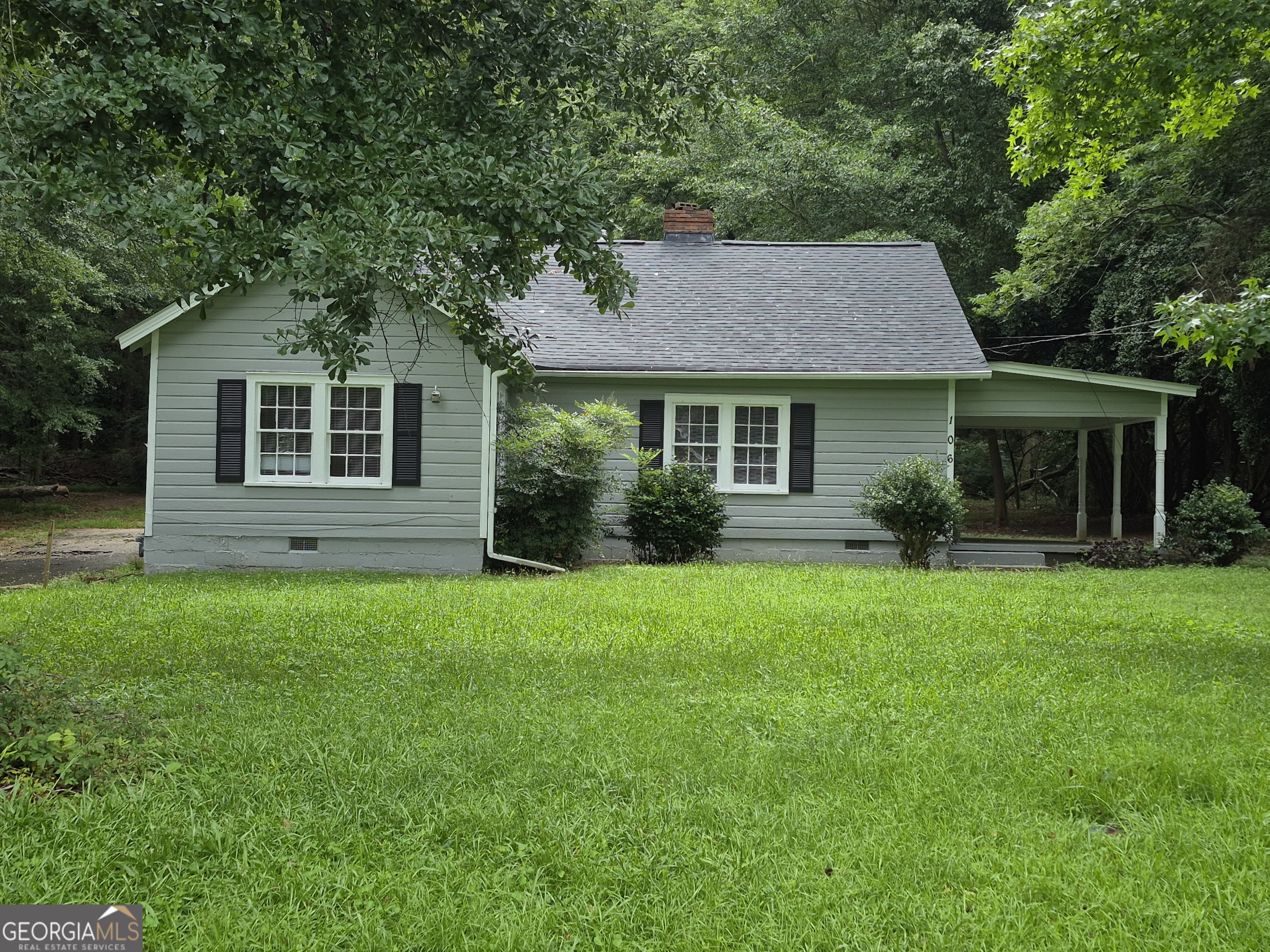 Agent must be showings to receive credit. Applications are on our website. Hardwoods flooring, Family room, with Den/Dining area, Large rooms, tall ceilings, lots of charm sunroom next to kitchen.
