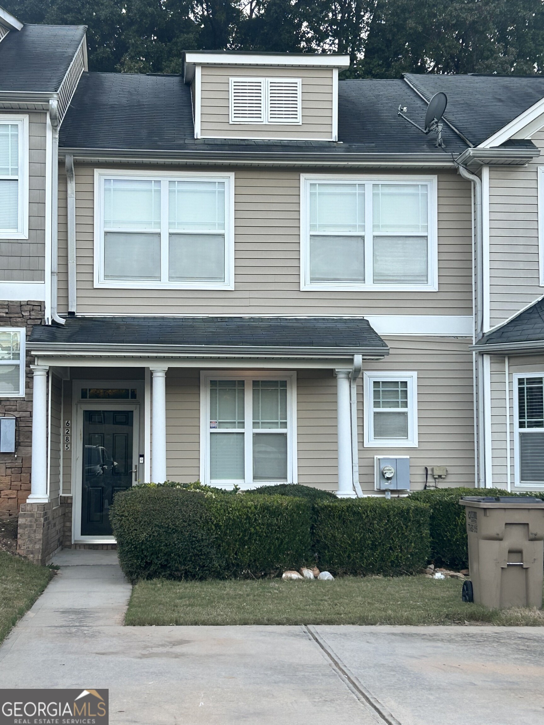 Townhouse in Rex with 3BR, 2 1/2 BA. Seperate eat-in kitchen living area overlooking fenced backyard. Fifteen minutes for airport, easy access to interstate. No disclosures. Property being sold "as is". Shows very well in great condition.