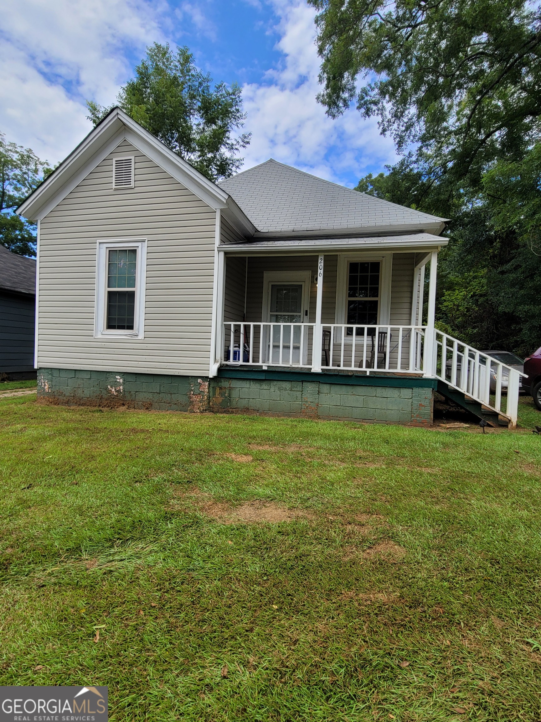GREAT Investor Special, or personal purchase! Long time tenant currently in place. 2 Bdrm/1 Bath, 924 sq ft. with a large backyard! Take advantage of the convenience of walking around Lagrange's 'The Thread'! Easy access to downtown, and the interstate!