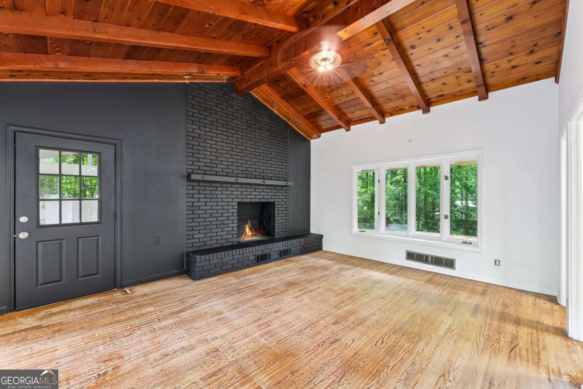 2279 Lyle RD