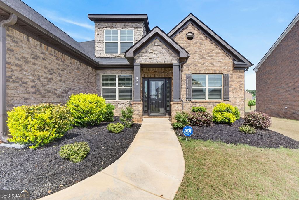 Photo of 924 Dexter Drive, Stockbridge, GA 30281 (MLS # 10733730)