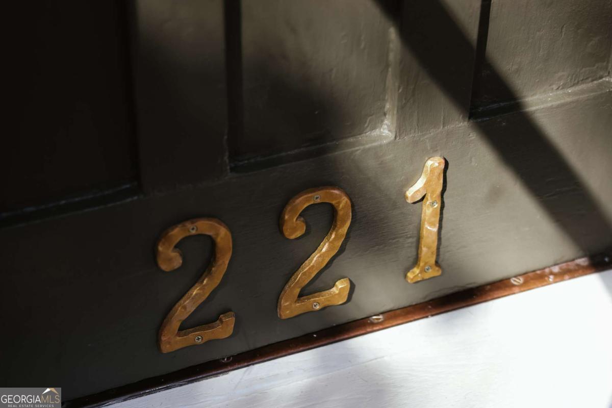 221 University DR