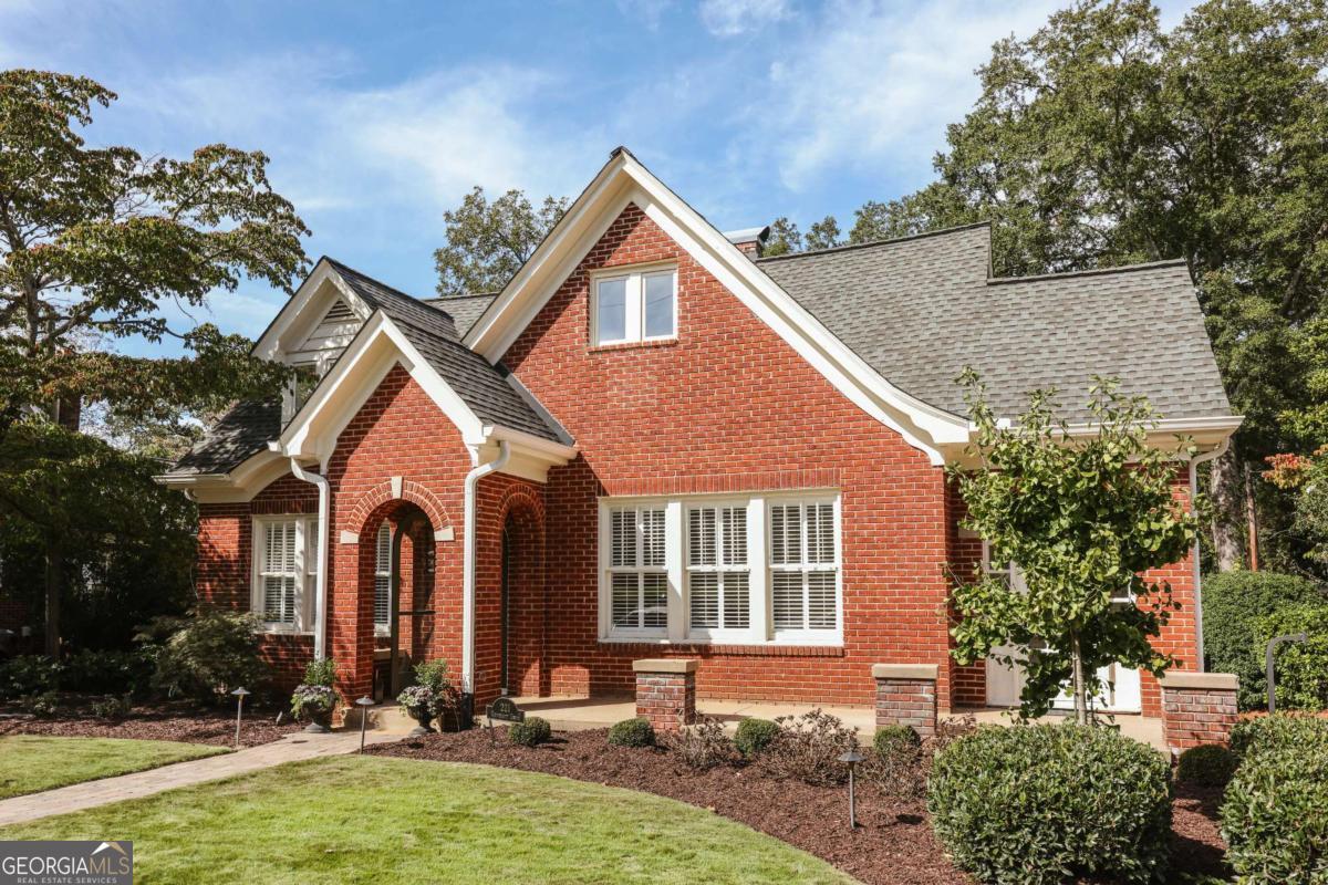 221 University DR