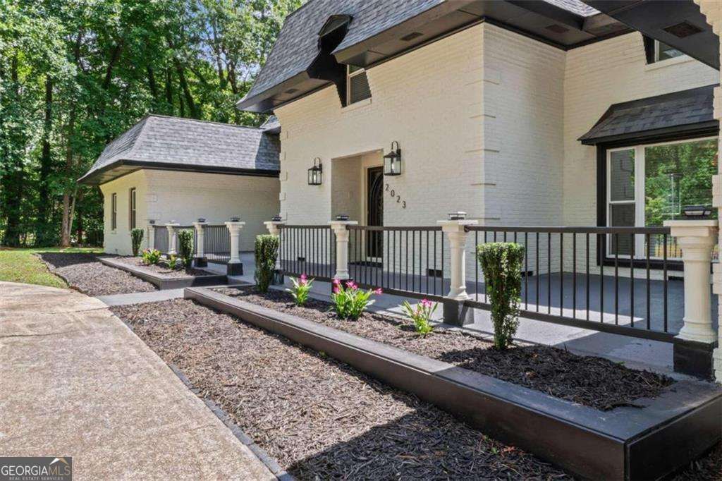 Photo of 2023 Stoneleigh Drive, Stone Mountain, GA 30087 (MLS # 10761110)