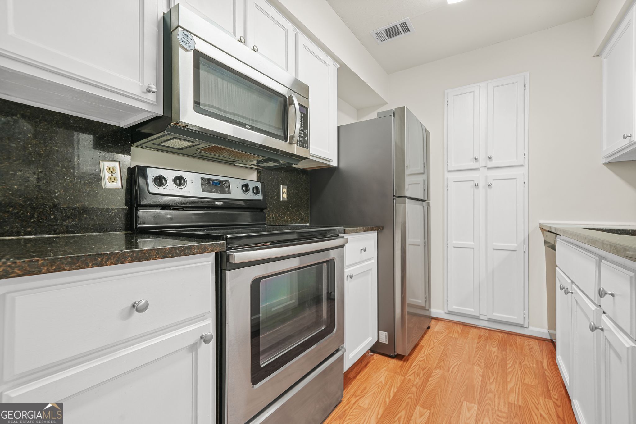 Atlanta, Georgia 30324, United States, 2 Bedrooms Bedrooms, ,2 BathroomsBathrooms,Residential,Active,194530