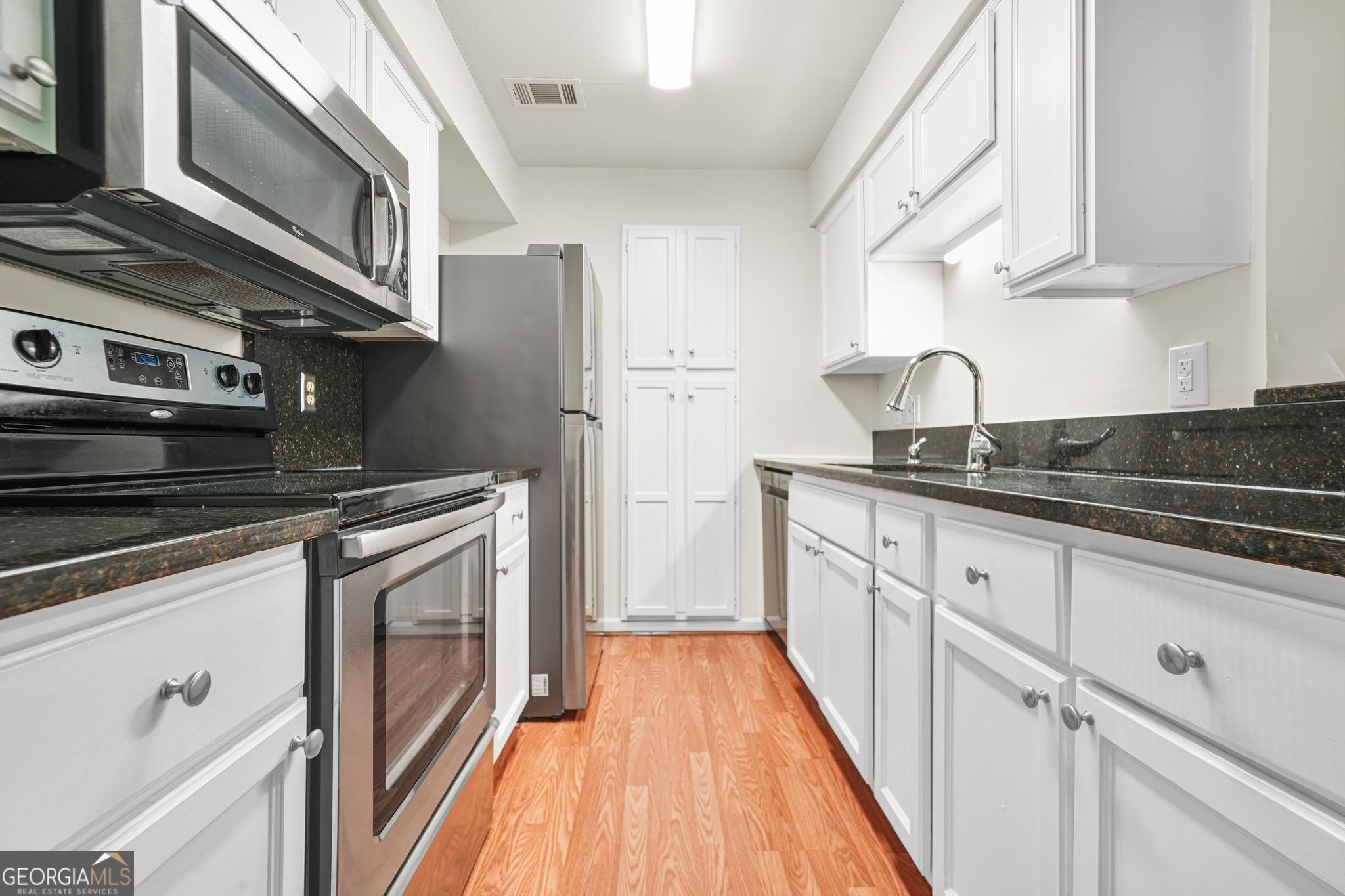 Atlanta, Georgia 30324, United States, 2 Bedrooms Bedrooms, ,2 BathroomsBathrooms,Residential,Active,194530