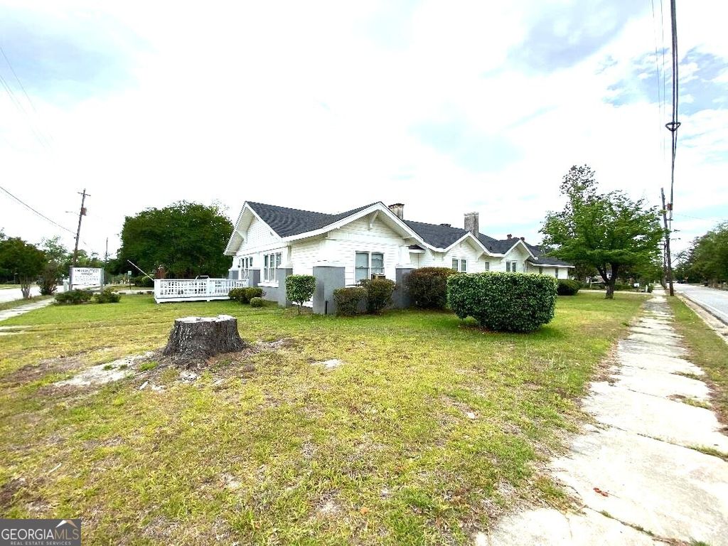 Photo of 425 W Church St, Swainsboro, GA 30401 (MLS # 10756409)