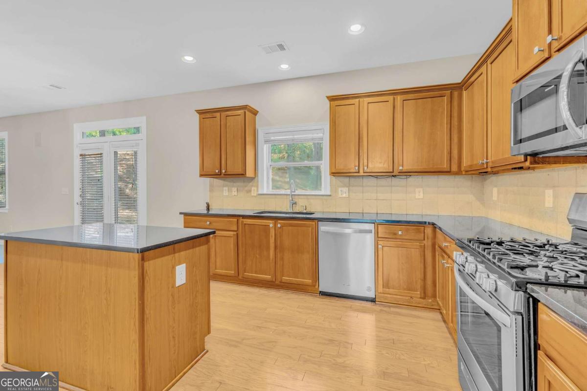 Atlanta, Georgia 30331, United States, 7 Bedrooms Bedrooms, ,5 BathroomsBathrooms,Residential,Active,36237