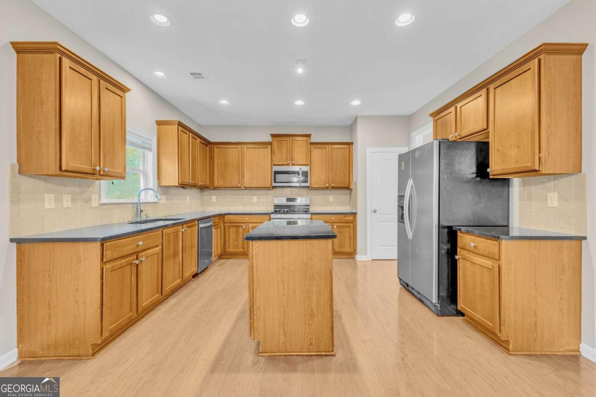 Atlanta, Georgia 30331, United States, 7 Bedrooms Bedrooms, ,5 BathroomsBathrooms,Residential,Active,36237