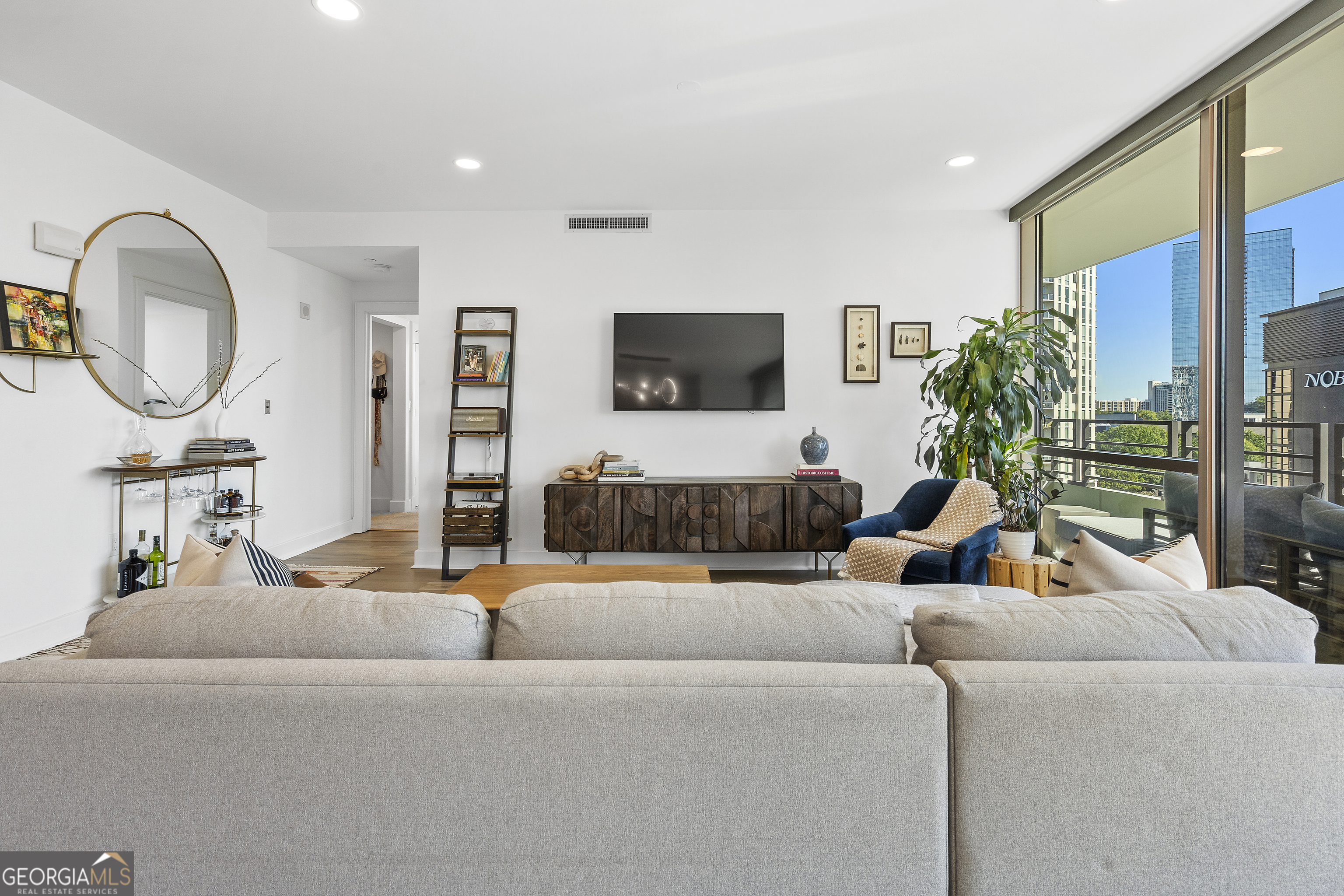 700 Park Regency PL NE 1503