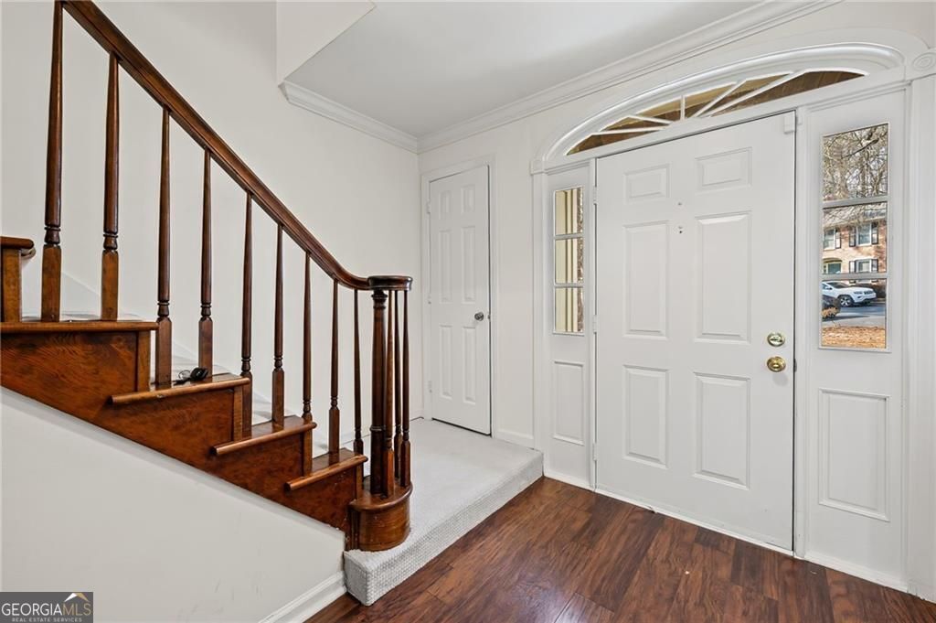 4 Queen Victoria PL NE