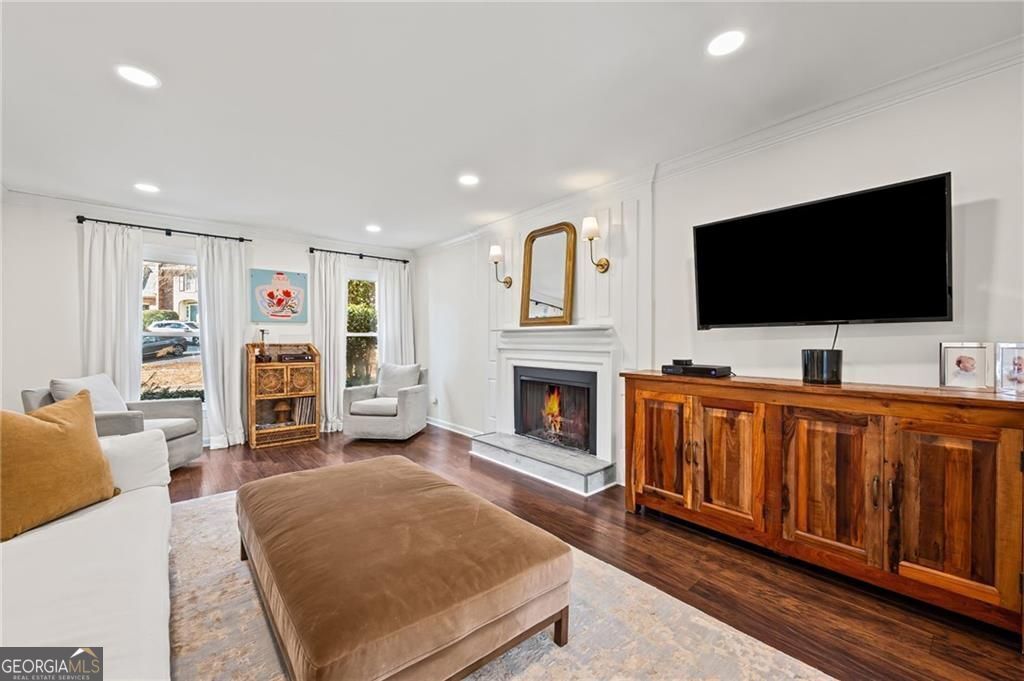 4 Queen Victoria PL NE