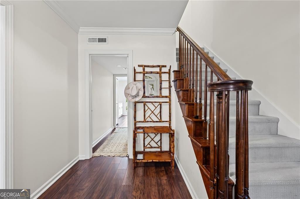 4 Queen Victoria PL NE