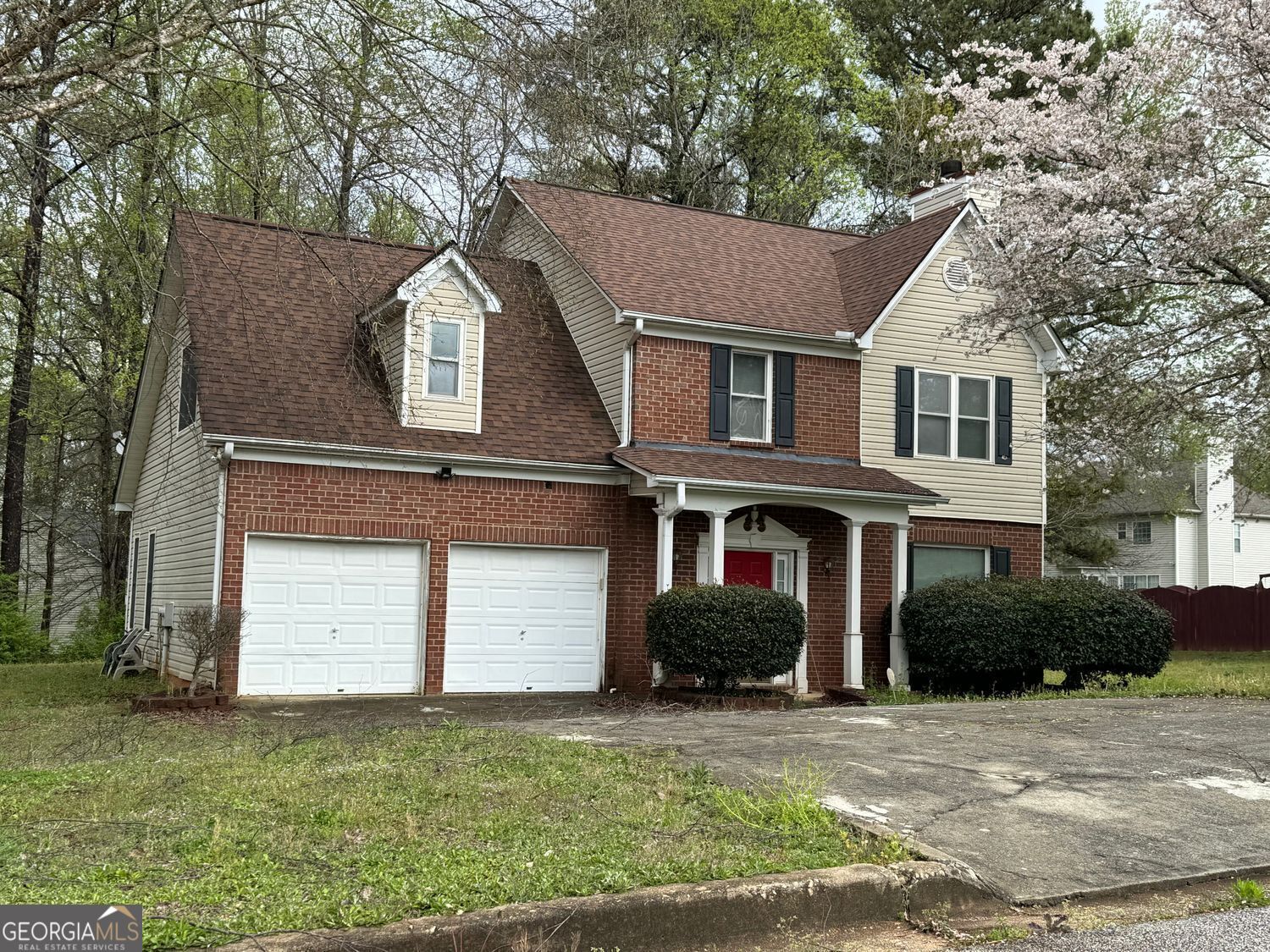 An estate sale, now with documents to sell. Whether you are a seasoned flipper or a handy homeowner looking for some sweat equity, this property has immense potential! Although the house needs some TLC, this house has a highly desirable floor plan. The house sits in the Oaktree neighborhood equipped with a swimming pool, tennis courts, and well maintained yards. In the community, you'll have quick access to Lenora Park, Stone Mountain, and all of the shops and restaurants of Downtown Snellville!