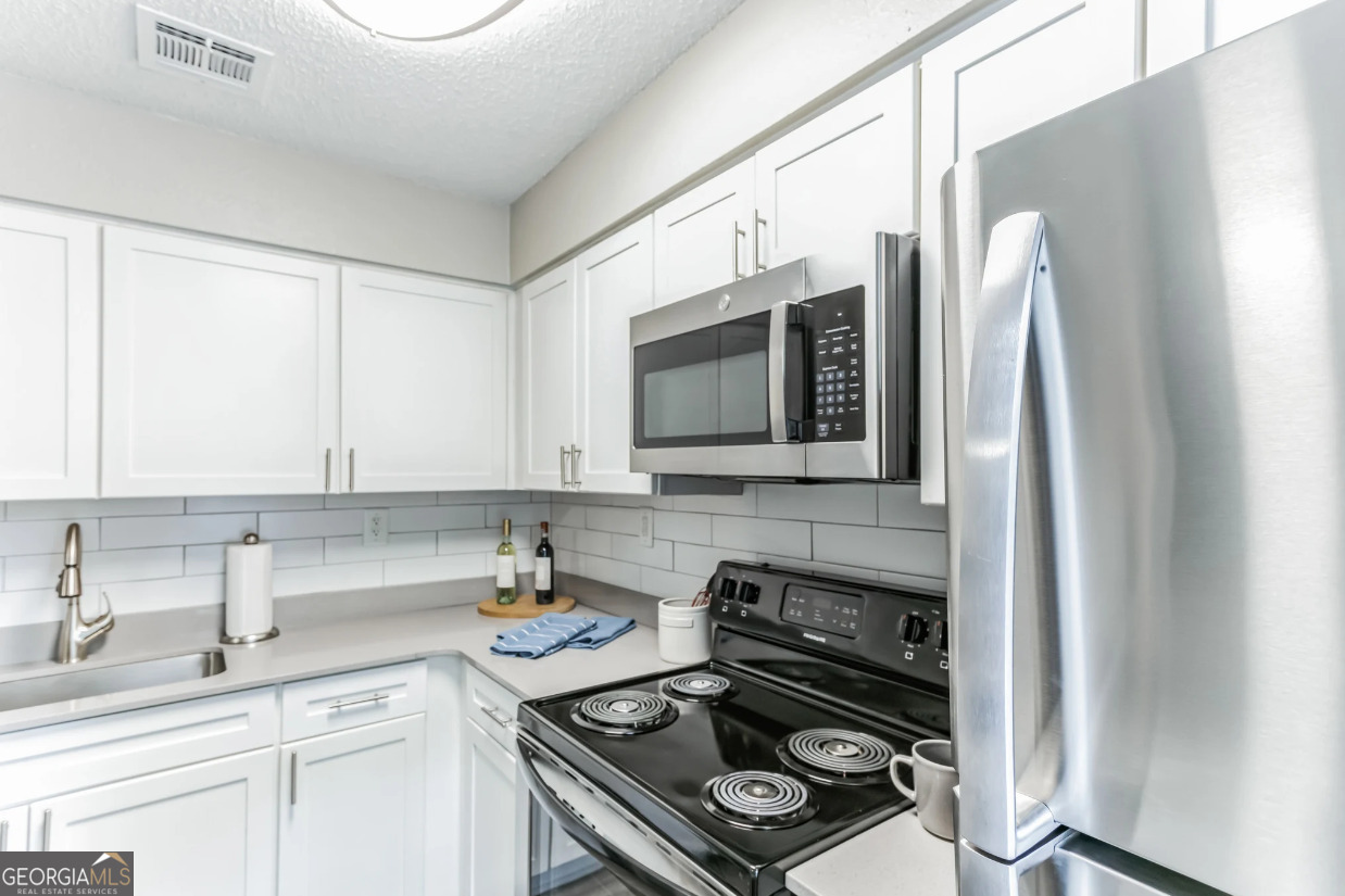 Direct Access to GA-400 and I-285. Free Wi-Fi in Clubhouse and Pool Area. 2 Sparkling Pools. BBQ/Picnic Area. Controlled Access/Gated. Online Payment Options. Package Receiving.