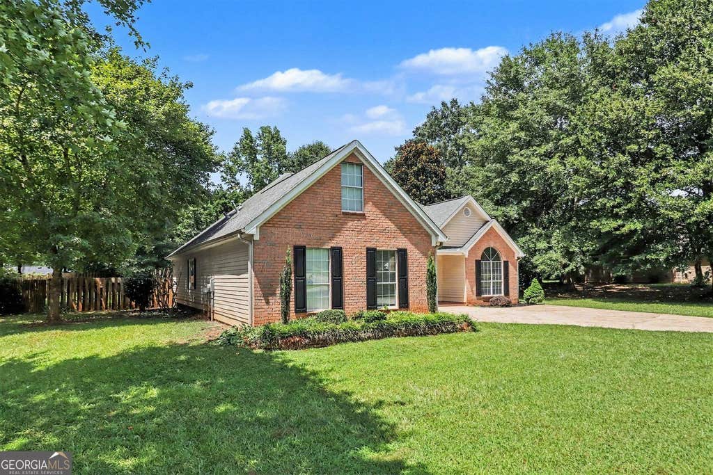 Photo of 52 Mosswood Court, Newnan, GA 30265 (MLS # 10823933)