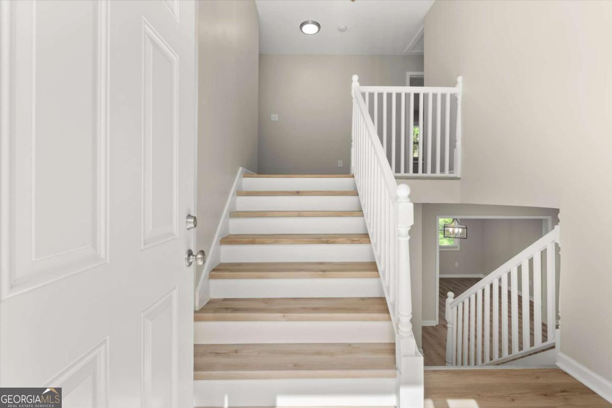 495 Larchmont CIR NW