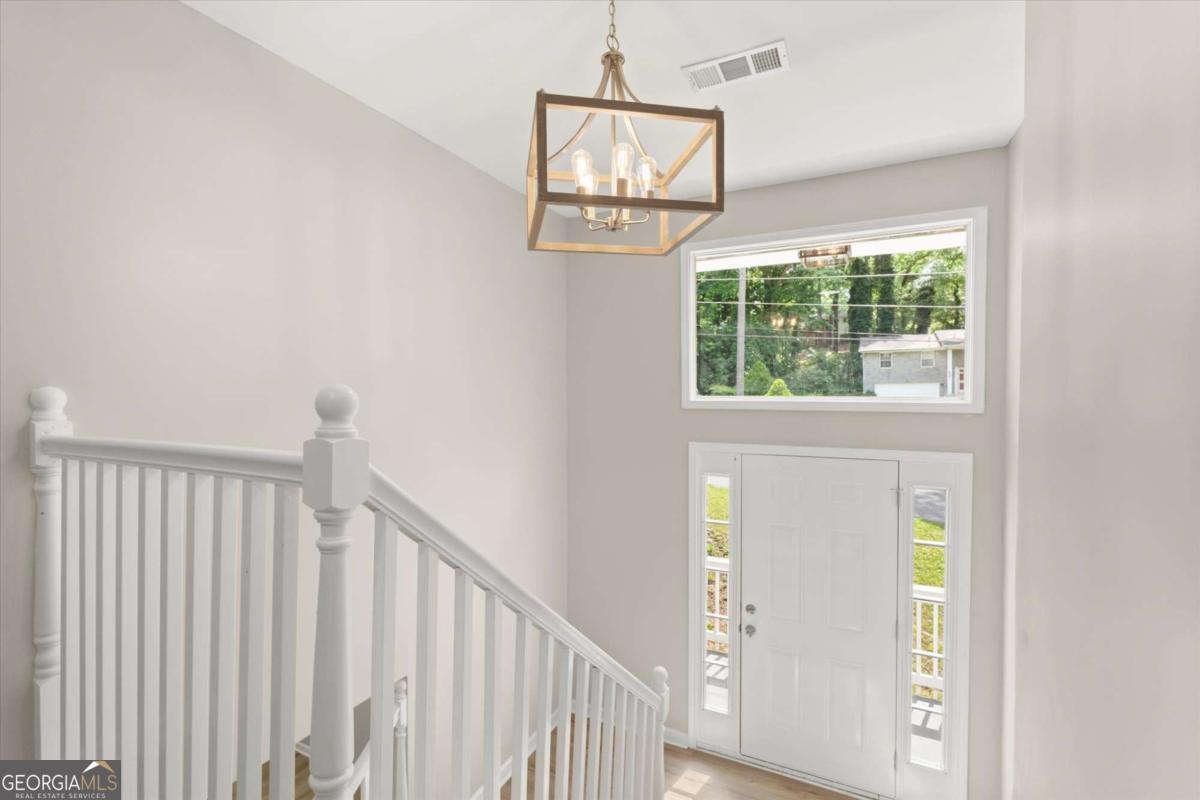 495 Larchmont CIR NW