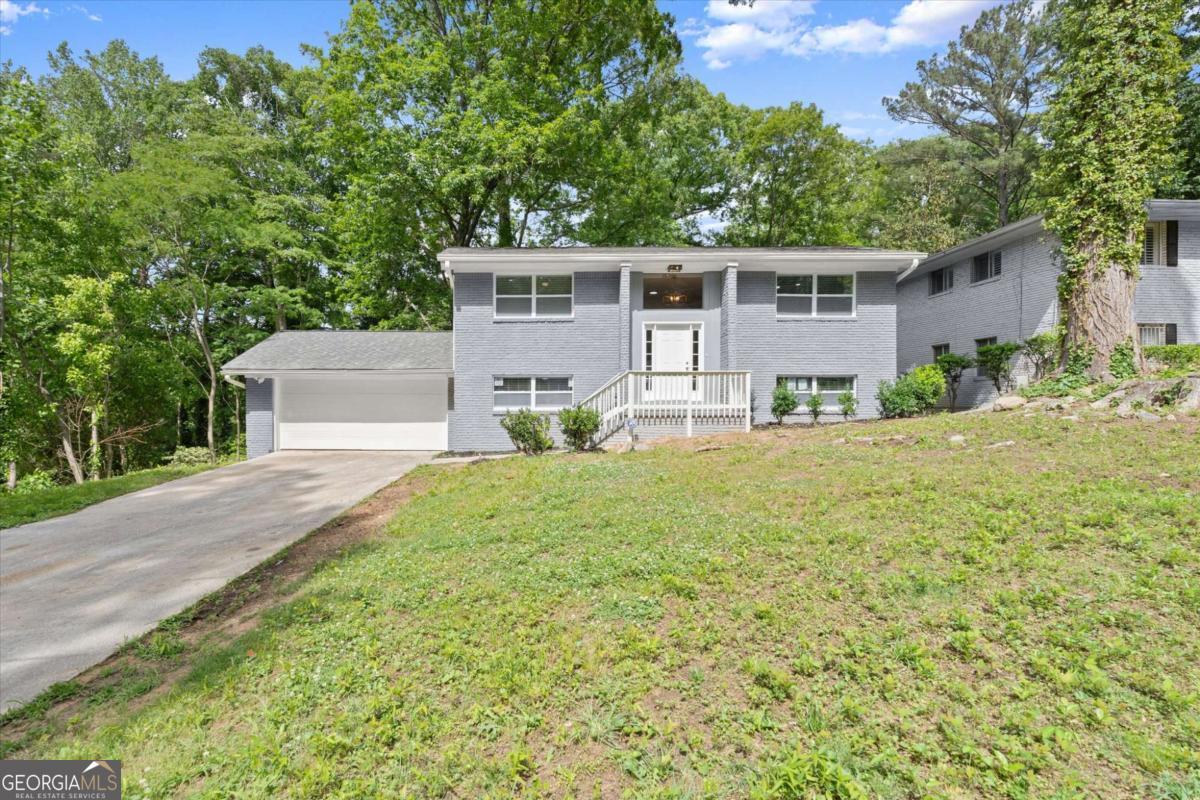 495 Larchmont CIR NW