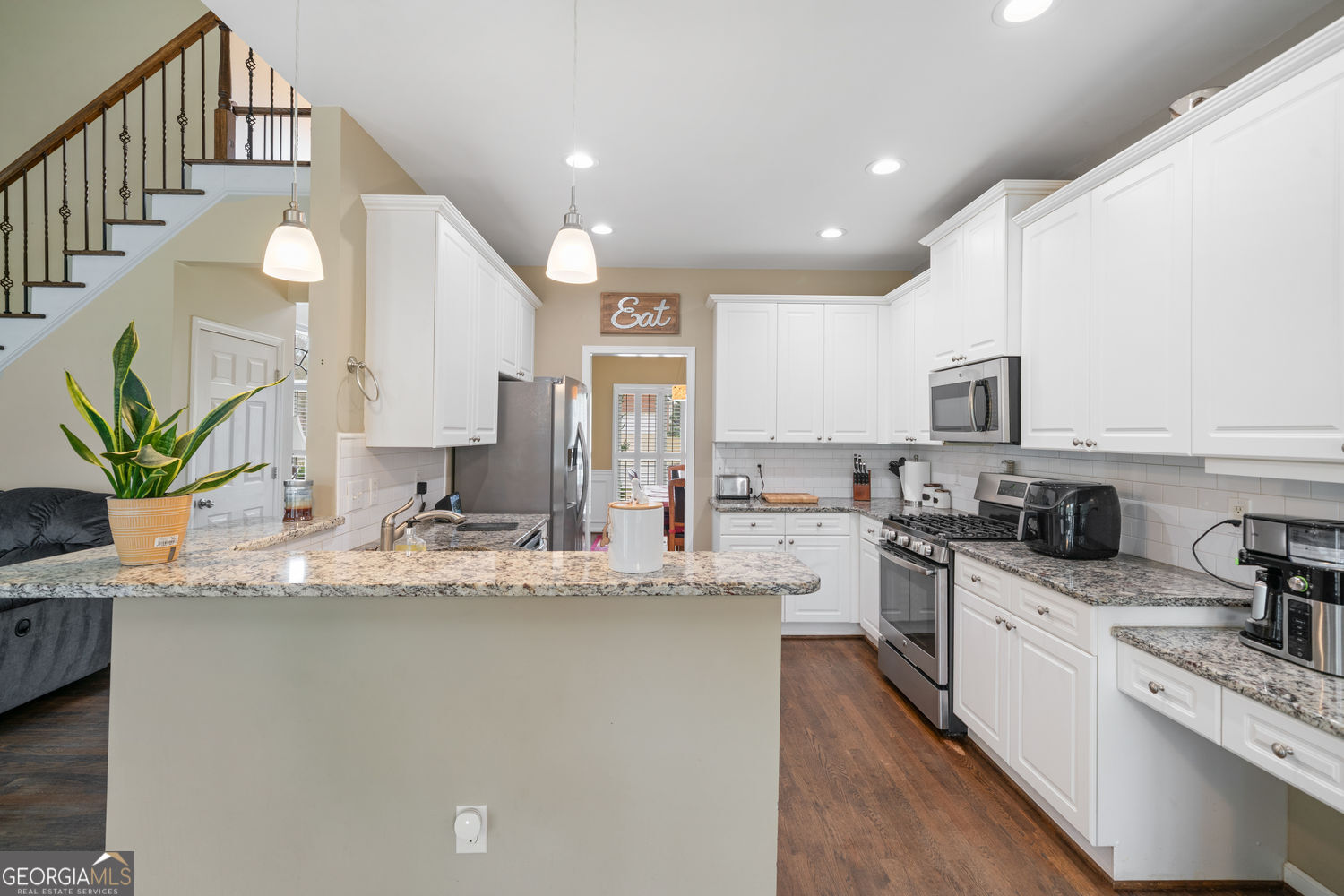 Roswell, Georgia 30075, United States, 5 Bedrooms Bedrooms, ,4 BathroomsBathrooms,Residential,Pending,115490