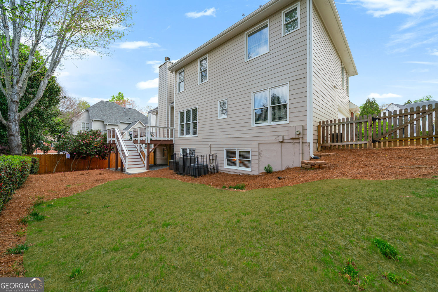 Roswell, Georgia 30075, United States, 5 Bedrooms Bedrooms, ,4 BathroomsBathrooms,Residential,Pending,115490