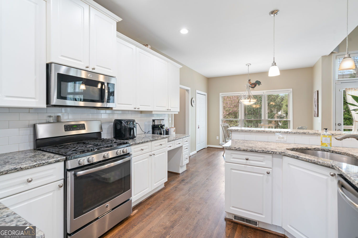 Roswell, Georgia 30075, United States, 5 Bedrooms Bedrooms, ,4 BathroomsBathrooms,Residential,Pending,115490