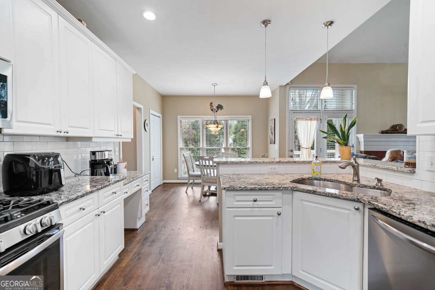 Roswell, Georgia 30075, United States, 5 Bedrooms Bedrooms, ,4 BathroomsBathrooms,Residential,Pending,115490