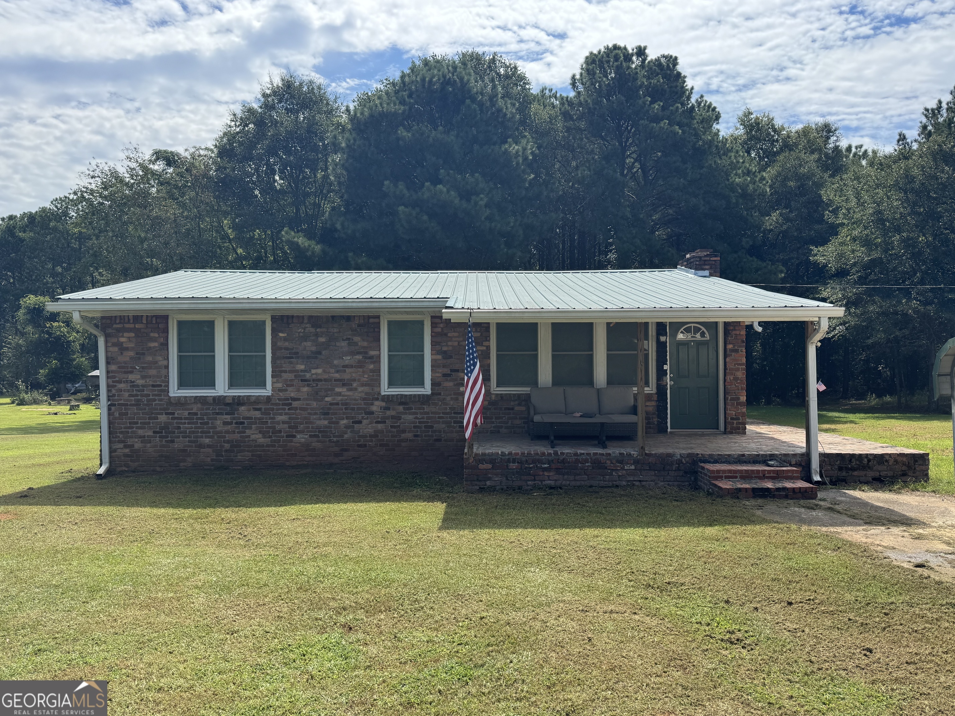 Fully remodeled full brick ranch style home with 3 bedroom 1 bath with all the finishes. Large family room, spacious kitchen & dining area. Luxury wood flooring flows throughout the entire home and carpet in bedrooms. Basment has open space for additional storage and auto garage door. Large covered front porch area for relaxing. Large 2 acre open lot. Covered carport! Must see! Www.atlantapeachhomes.com