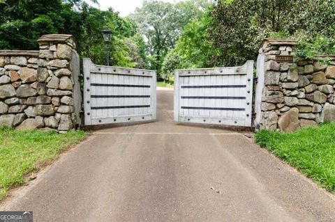 Photo of 2100 West Wesley Road, Atlanta, GA 30327 (MLS # 10643066)