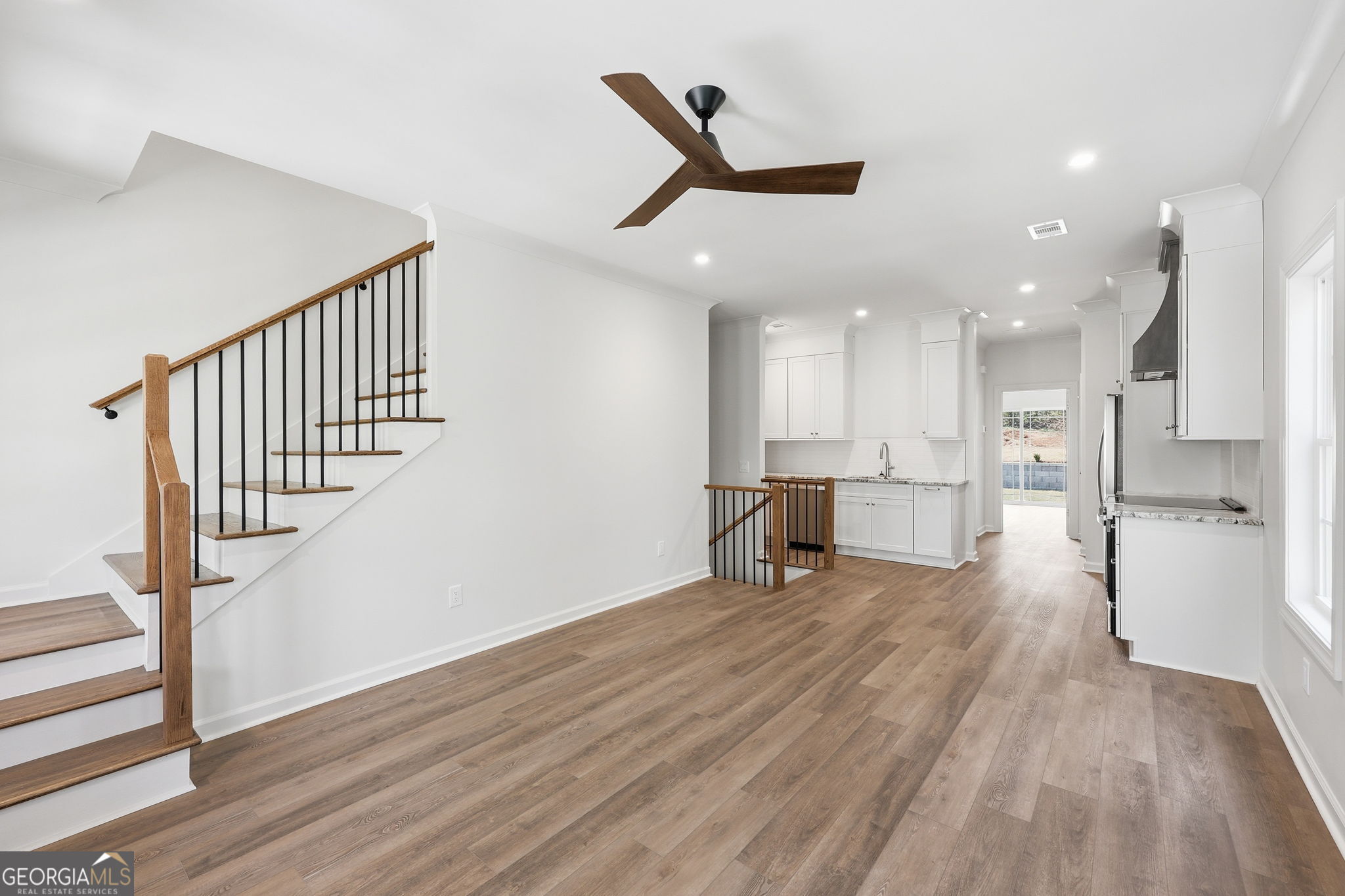 1123 Riverside TER