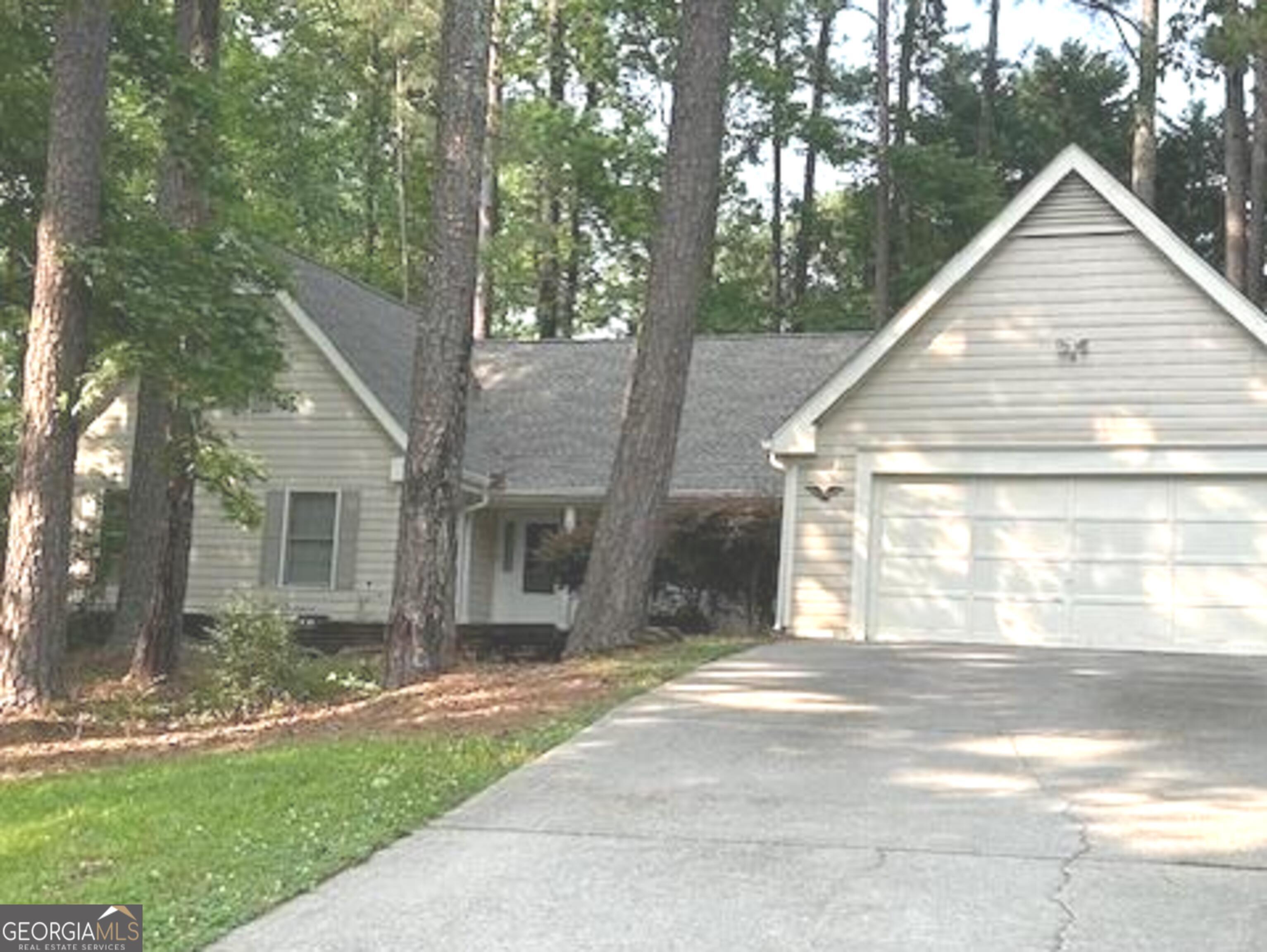 Spacious ranch-style home on a cul-de-sac in the heart of Peachtree City. Within walking distance to Huddleston Pond recreation area. 5-6 bedroom home with master on main and two bedrooms on first floor. Second floor has 2 additional bedrooms, full bath and a bonus/theatre room that can be used as a 6th bedroom. Updated kitchen with hardwoods, cabinetry and eat-in kitchen area. Three first floor baths recently remodeled. Large family room with wood-burning fireplace. Expansive formal living room and dining room to accommodate large families. Ideal for entertaining. Convenient half-bath off laundry and mud room area. Two covered porch areas and a back patio. Two car garage with storage area. Close to Pinewood Studios, Peachtree Parkway, Highway 54 and I-85. Easy show!