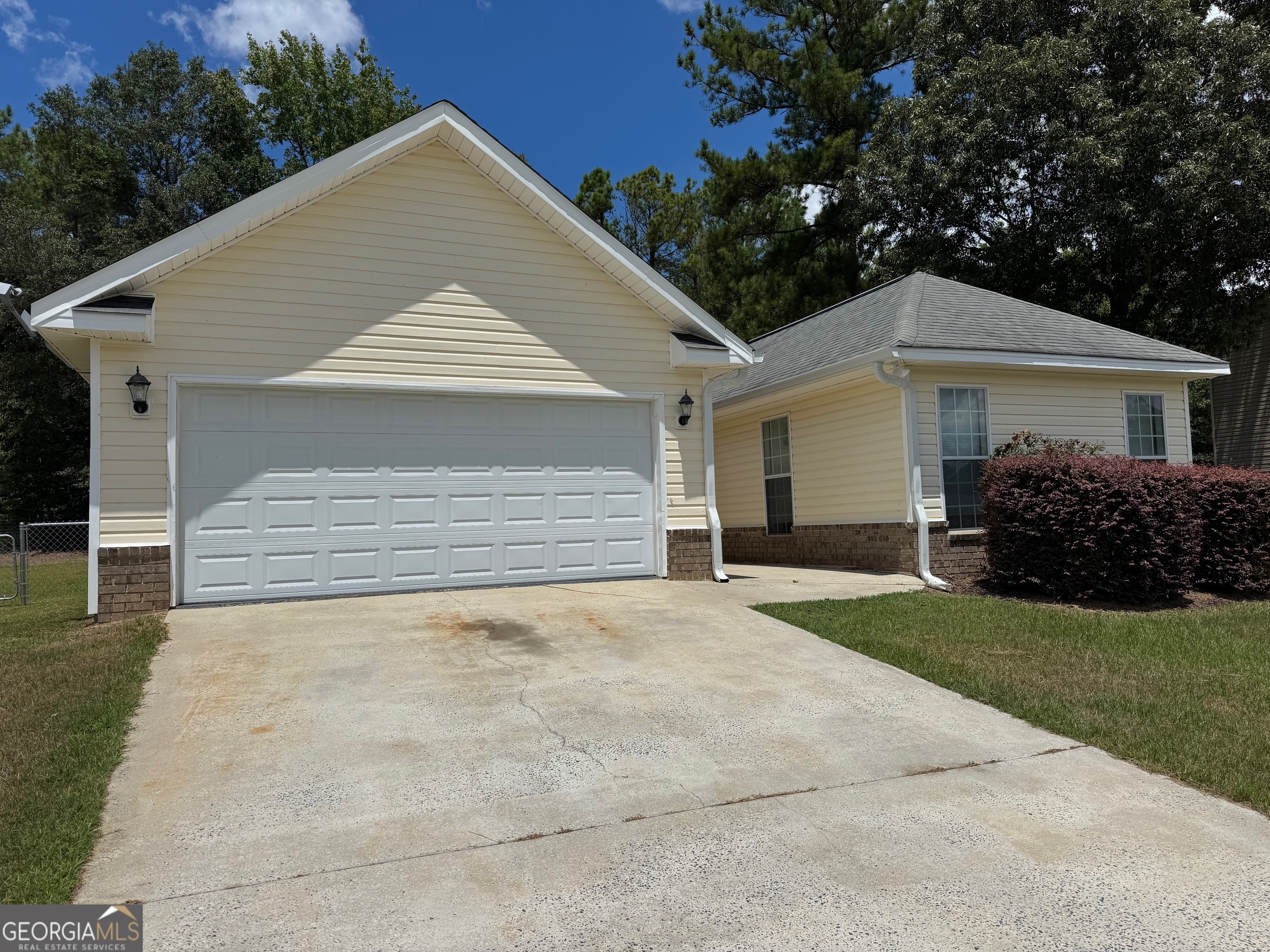 Great 3 bedroom two bed one level home in Hampton Lakes Subdivision in Jones county! Over 1500 square feet with garage, fenced in back yard, and convenient to Macon, Gray and more. This is it ......best deal under 250k in Jones county!